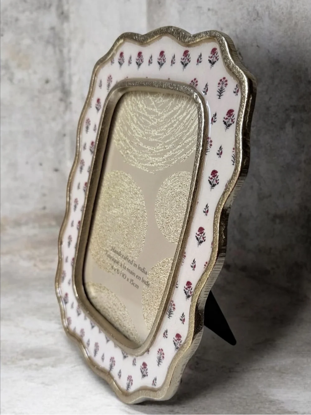 Handcrafted Scalloped metal Photo Frame with Floral Border - White & Gold